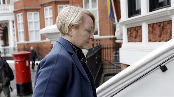 Ingrid Isgren entering Ecuadorean Embassy