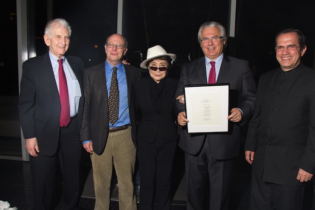 Julian Assange receives Yoko Ono Lennon Courage Award for the Arts